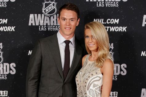 jonathan toews girlfriend pregnant.